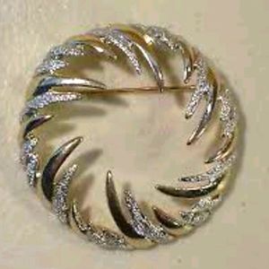 Vintage Sarah Coventry Textured Silver & Gold